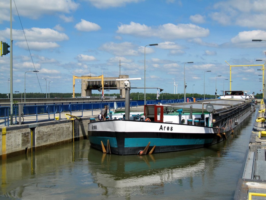 MS Ares , 04800990 , 97,5 x 9,5 , verlt am 03.06.2011 d. Schl. Uelzen II im ESK mit Fahrtrichtung Bad Bodenteich / MLK.