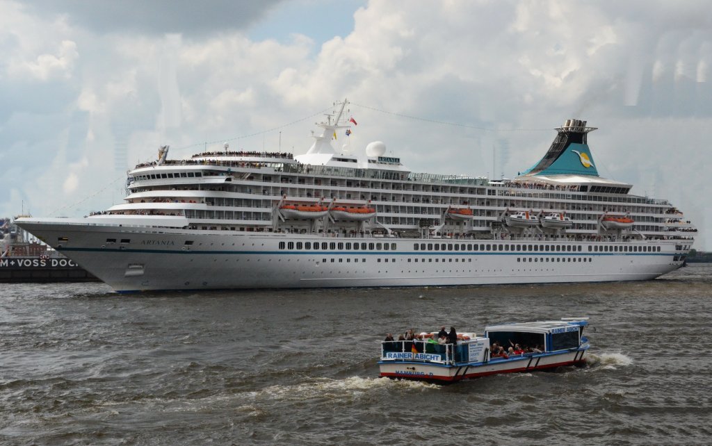 MS Artania in Hamburg einlaufend zum Cruise Terminal Hafen City. Beobachtet am 11.05.2013. Das Schiff wurde 1983/1984 auf der Wrtsil-Werft in Helsinki  als Royal Princess vom Stapel gelassen. 2005 bernahm die Reederei P&O Cruises das Schiff und nach Umbau- ging es als Artemis in Fahrt. Mai 2011 wurde das Schiff im Hamburg auf den Namen Artania getauft und im Charter fr Phoenix Reisen in Fahrt gebracht. Lnge 230,61m, Breite 29,60m, Tiefgang 7,80m, Besatzung 420, Passagiere 1260.