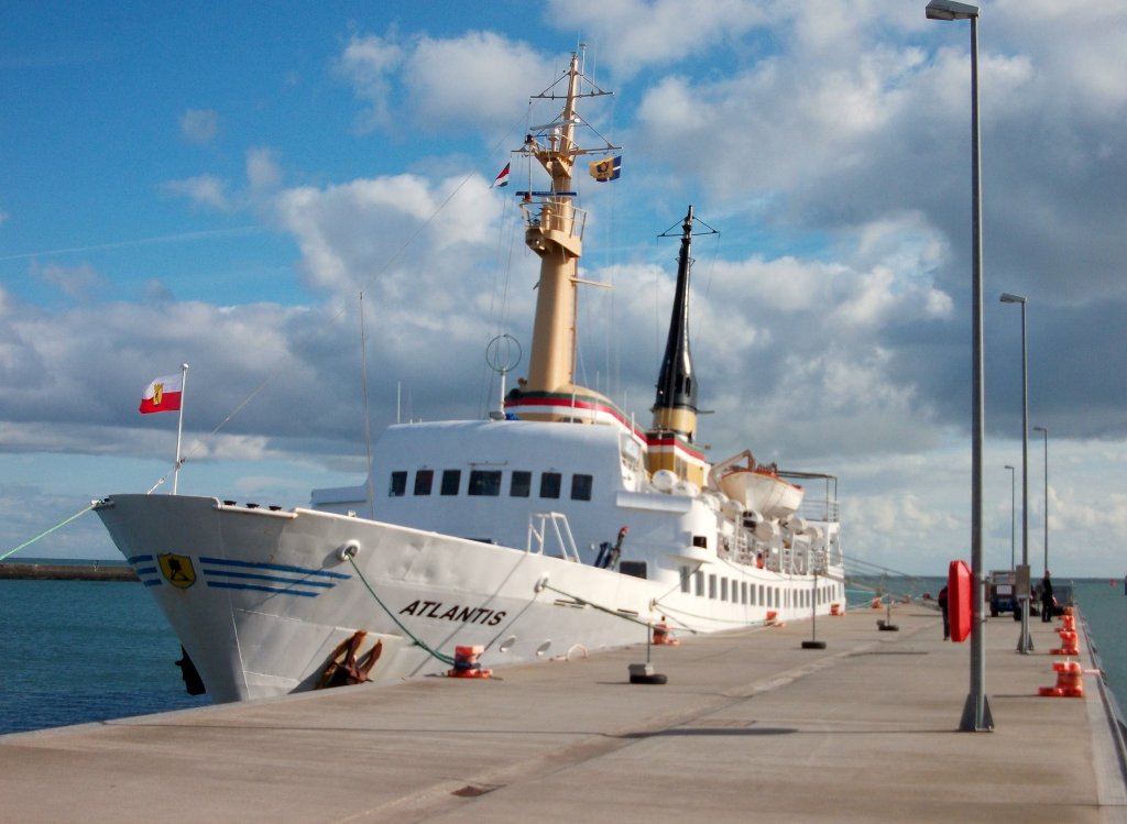 MS ATLANTIS am Anleger Helgoland im Oktober 2012