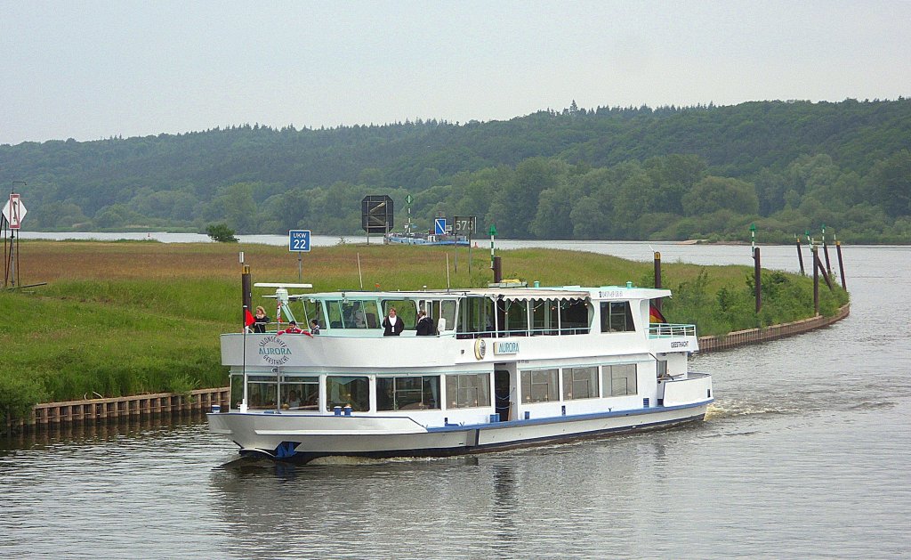 MS AURORA , kommt von der Elbe in den Elbe Seiten Kanal bei Artlenburg...
Aufgenommen: 31.5.2012