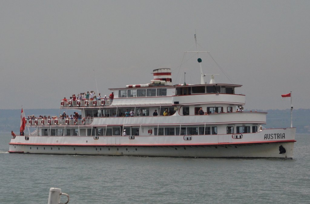 MS Austria, ein Fahrgastschiff der Bodensee-Schifffahrt legt in Meersburg an. Baujahr: 1939, Lnge: 59,90m, Platz fr 1200 Personen, Heimathafen: Bregenz. Aufgenommen am 20.06.2013.