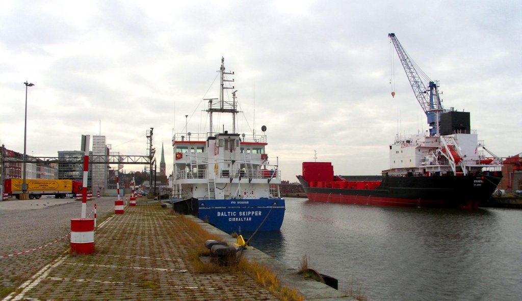 MS Baltic Skipper  IMO 9138185, liegt mit einer Ladung Hafer am Lbecker Brggenkai im Burgtorhafen. Das am gegenber liegende Schiff ist die VIVARA am LMG-Kai...