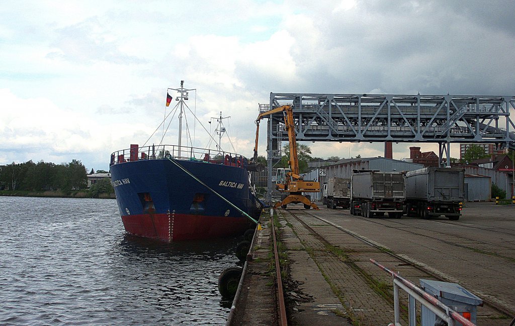 MS BALTICA HAV, IMO 8215728, lscht am Burmannkai im Lbecker Konstinhafen den mitgebrachten Dnger... Aufgenommen: 11.5.2012