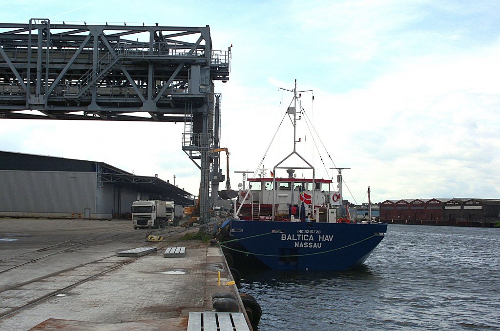 MS BALTICA HAV IMO 8215728, MMSI 309985000, Baujahr 1983, Rufzeichen: C6QV7, liegt im Lbecker Konstinhafen am Burmannkai und lscht Dnger aus Klaipeda...
Aufgenommen: 11.5.2012