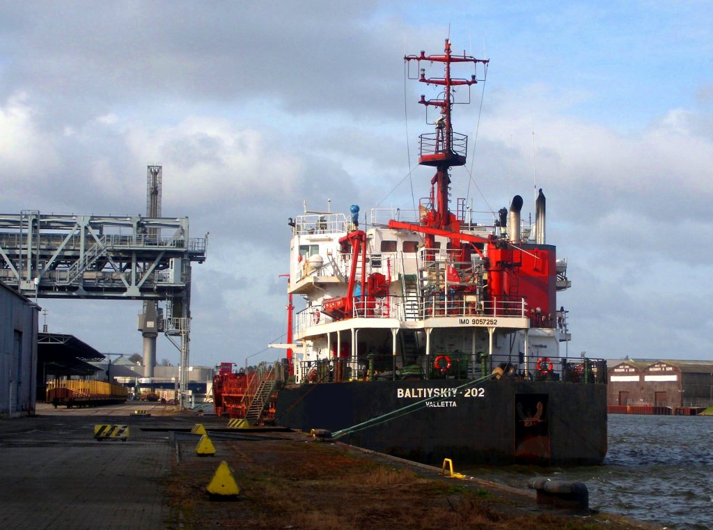 MS BALTIYSKIY-202 IMO 9057252 hat am Burmannkai im Lbecker Konstinhafen festgemacht und wartet auf Entladung des mitgebrachten Dnger...
Aufgenommen: 31.3.2012