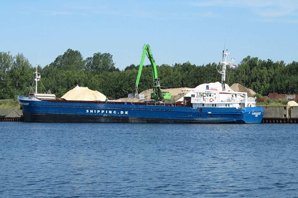 MS BARENTSZZEE, IMO 7349467, liegt zum Lschen am Lbecker Lehmannkai 1 in Siems an der Pier...  Aufgenommen: 23.7.2012