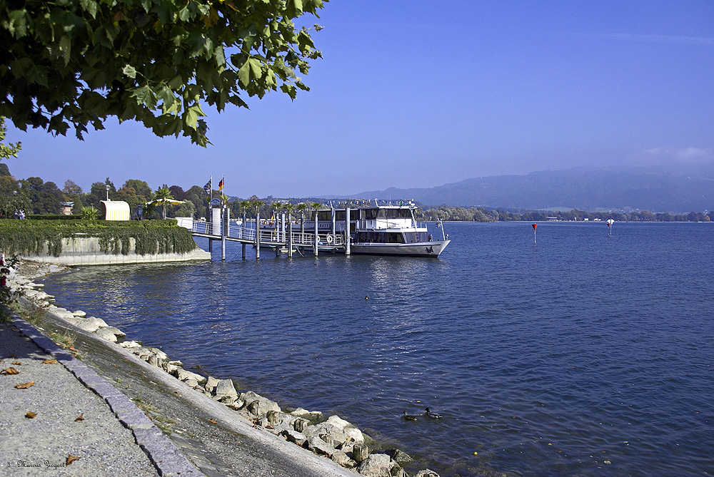 MS Bayern - An einer Anlegestelle nhe Spielbank Lindau. Mit diesem Schiff ging es eine Stunde ber den Bodensee  08.10.2010