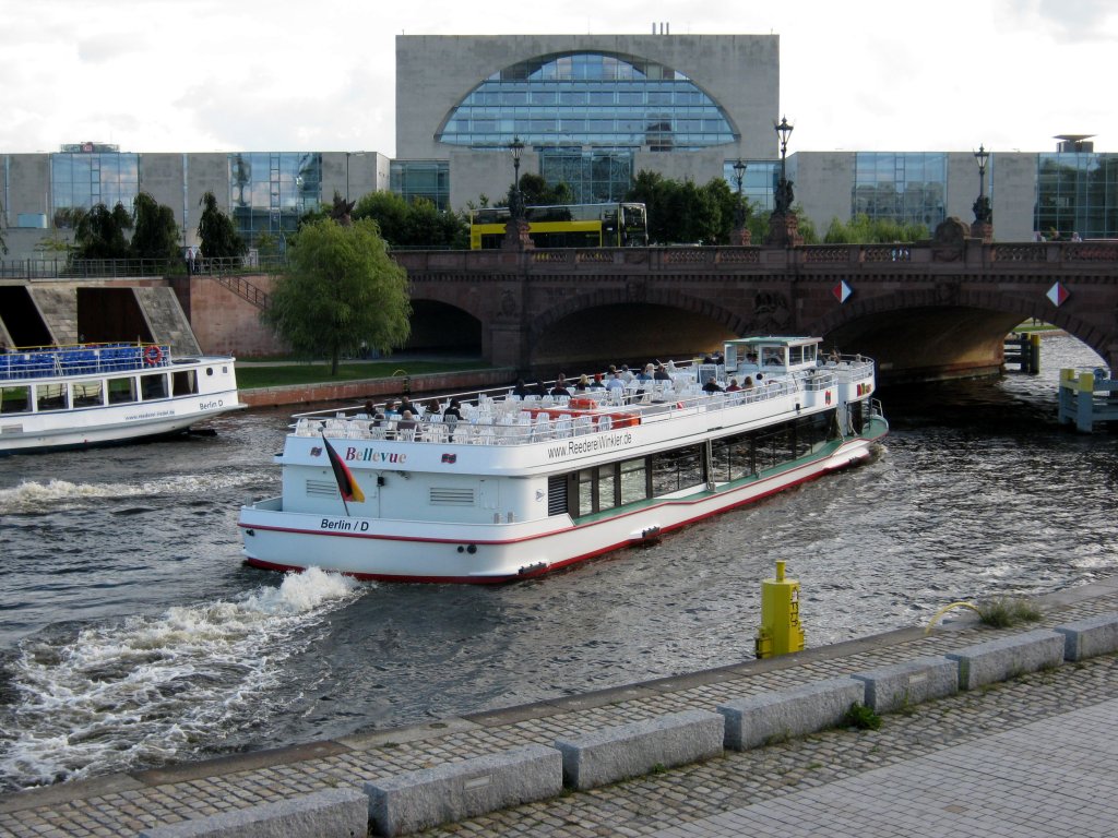 MS Bellevue am 05.09.2010 auf der Spree in Berlin-Mitte zu Tal und wird gleich die Moltkebrcke unterqueren. Im Hintergrund das Bundeskanzleramt.