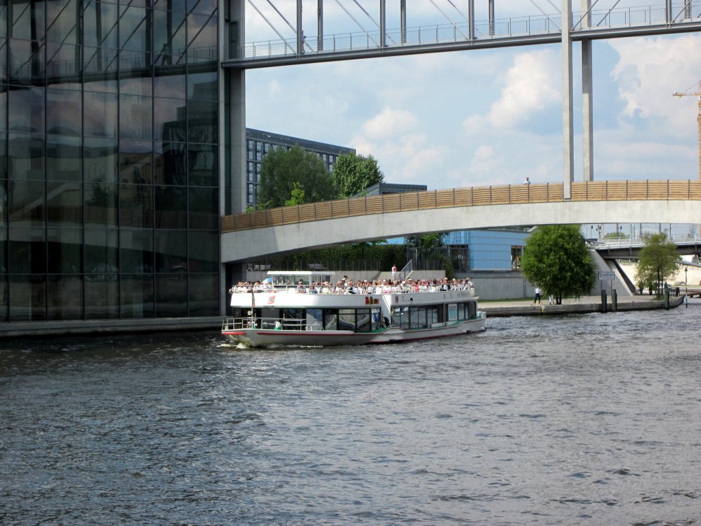 MS Bellevue der Reederei Bruno Winkler am 26.07.2011 auf der Spree zu Berg im Regierungsviertel.