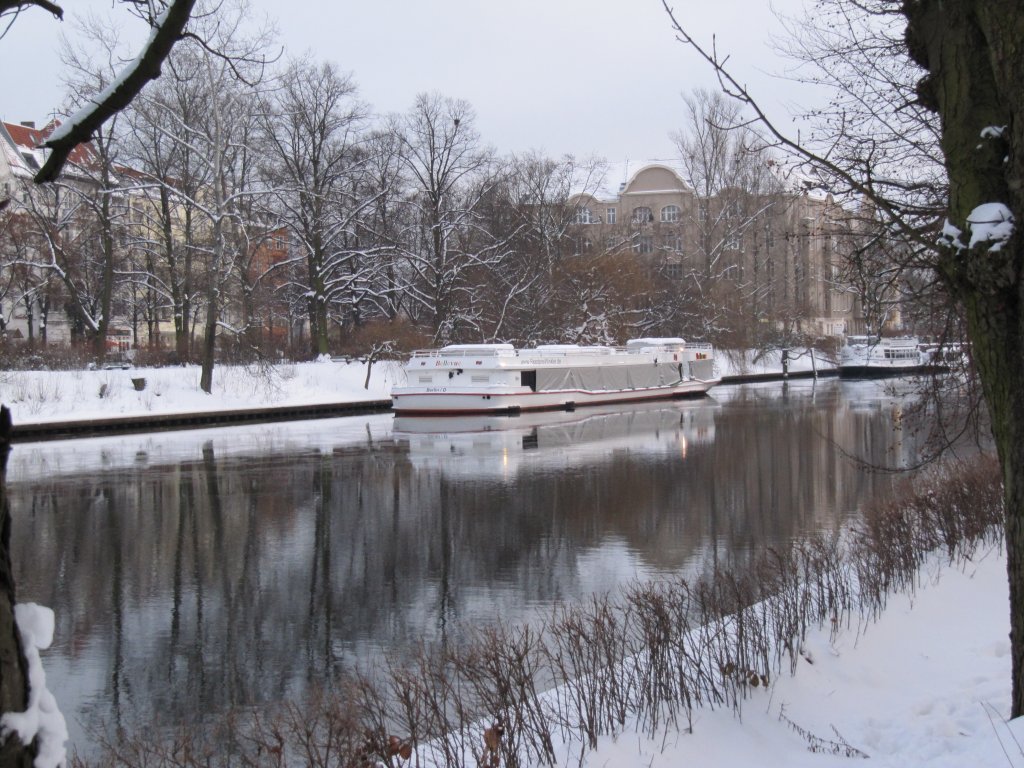 MS Bellevue der Reederei Winkler in ihrem Winterlager auf der Spree in Berlin-Charlottenburg. 03.01.2010