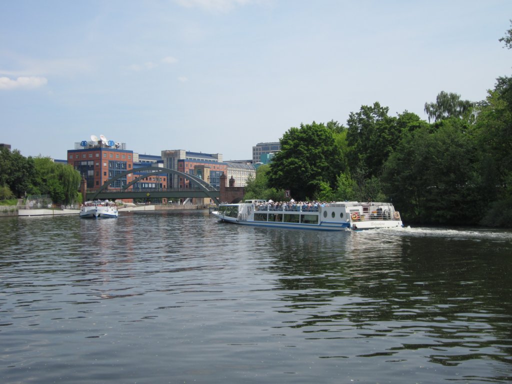 MS BELVEDERE  und  MS SACHSEN  begegnen sich am 06.06.2010 auf der Spree in Berlin-Moabit. Die Sachsen fhrt auf der Spree zu Tal und die Belvedere zu Berg. 