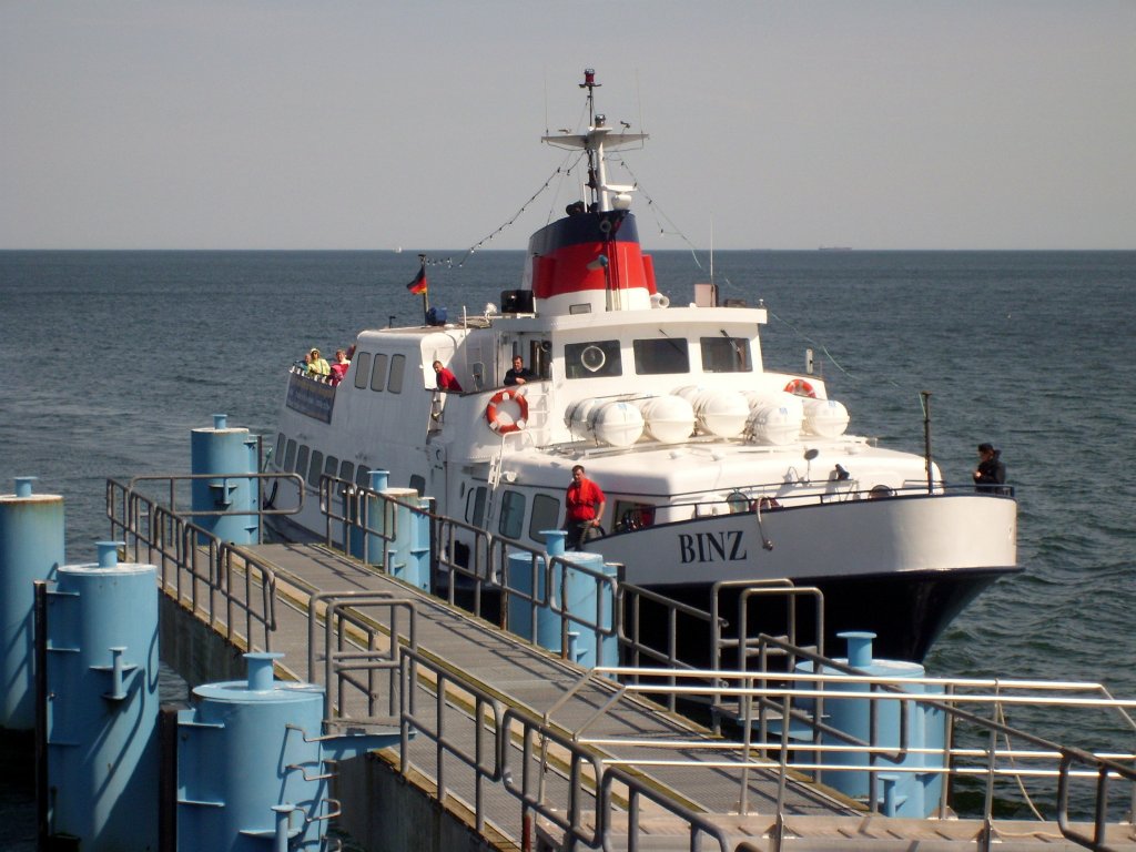 MS Binz , von der Reederei Ostsee-Tour auf Rgen , hat am 14.5.2012 an der Seebrcke in Sellin angelegt.
