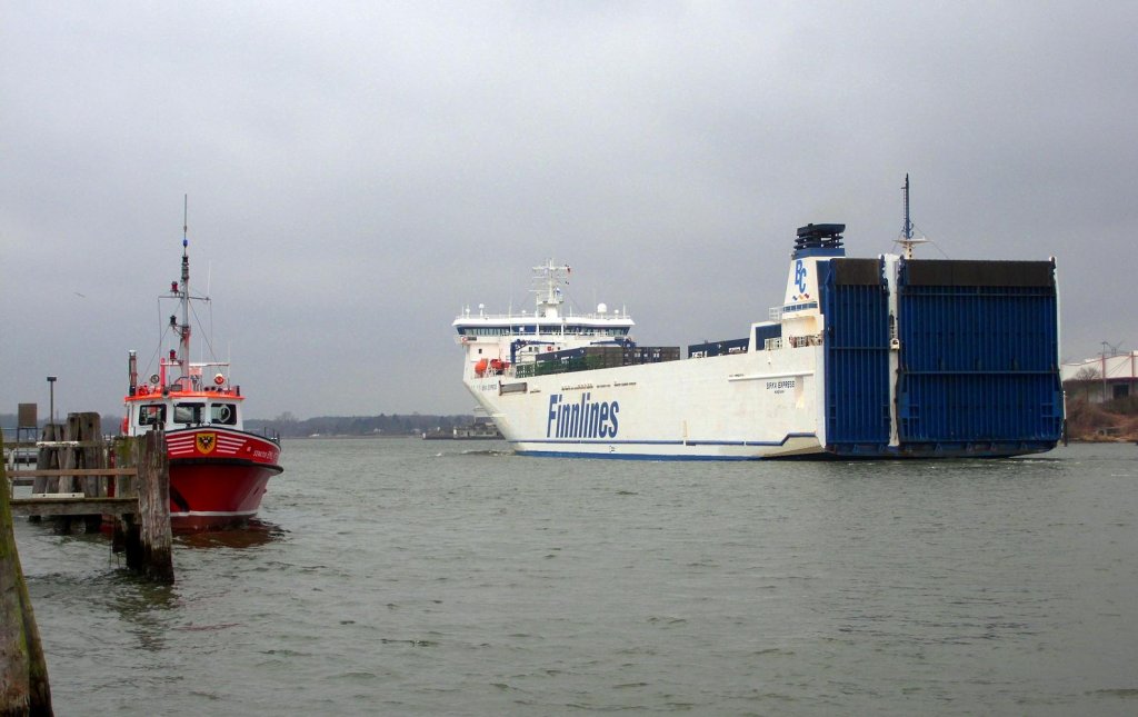 MS BIRKA EXPRESS, IMO 9131993, Baujahr 1997, 155m lang und 22m breit im Liniendienst fr FINNLINES Marieham... Hier Trave aufwrts Hhe Schlutup...
Aufgenommen
: 24.2.2012