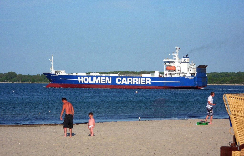 MS BIRKA TRANSSPORTER IMO 8820858, Rufz.: OJCW, 122m x 19m geht auf Reise nach Finnland. Blick vom Strand in Lbeck-Travemnde... Aufgenommen: 28.5.2012