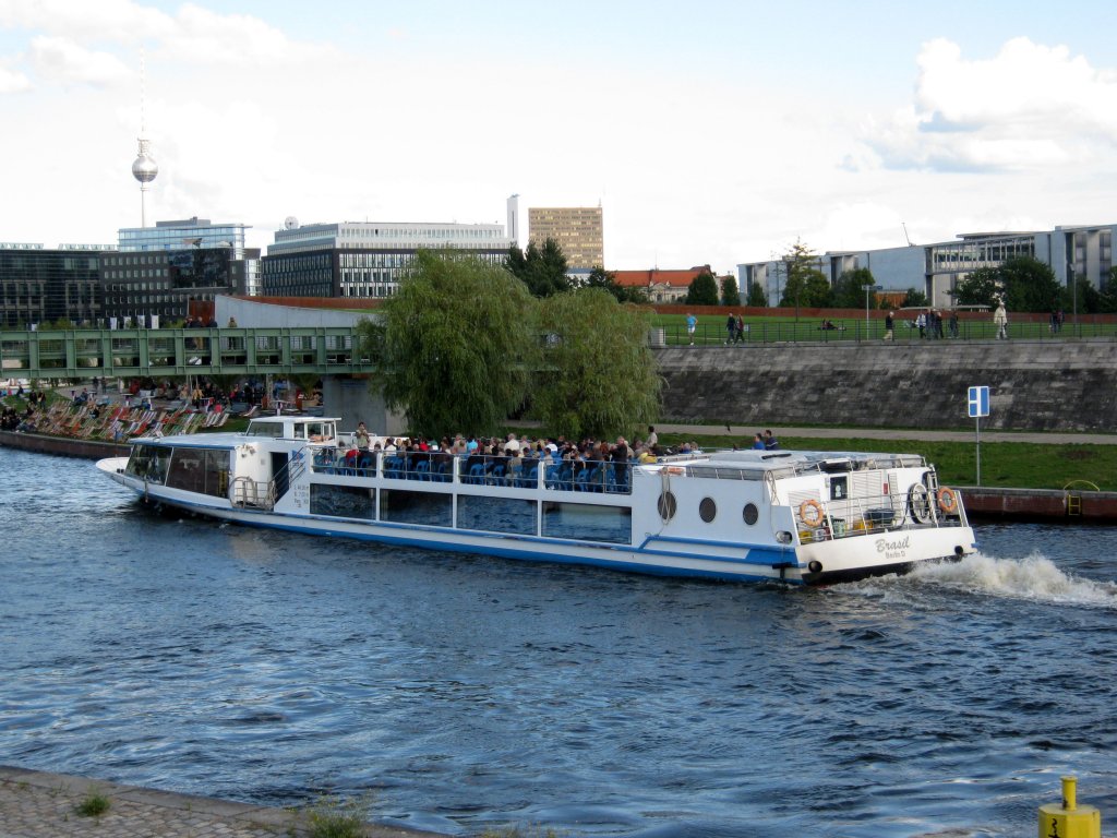 MS Brasil am 05.09.2010 auf der Berliner Spree zu Berg Richtung Reichstag am Abzweig zum Humboldthafen.