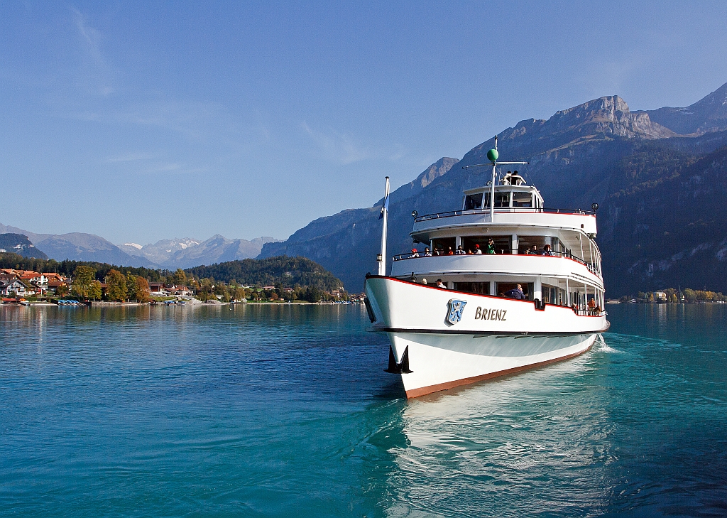 MS Brienz (der BLS) kurz nach dem ablegen am 30.09.2011 in Brienz, Schweiz.