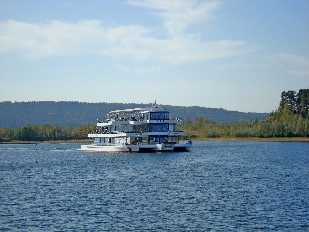 MS Brombachsee, das in Europa bisher einmalige Drei-Rumpf-Schiff (Trimaran) verkehrt auf dem Groen Brombachsee in Franken, 750 Personen knnen auf der knapp 2-stndigen Rundfahrt befrdert werden, Okt. 2010