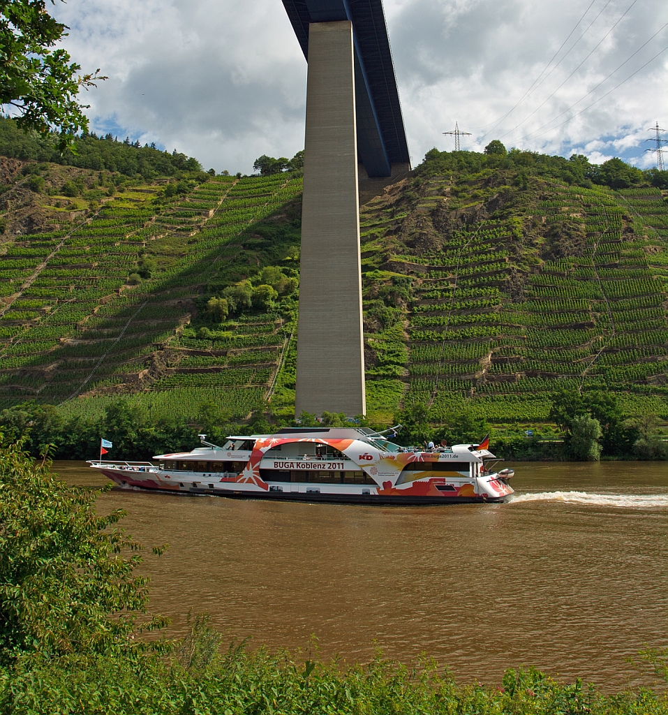 MS BUGA KOBLENZ 2011 der KD (ex Warsteiner Queen (1995-2002), ex Jeverland (2002-2009)), fhrt am 18.07.2012 die Mosel aufwrts, hier bei Winningen unter der Moseltalbrcke (A61).
Das Schiff war offizieller Botschafter fr die Bundesgartenschau in Koblenz im Jahr 2011. Das Schiff wurde 1994 erbaut und hat eine Kapazitt bis zu 190 Personen, ist 52 m lang, es hat zwei Caterpillar-Dieselmotoren mit je 331 kW (450 PS).