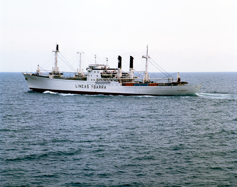 M.S. CAP ANTONIO ex: CAP SAN ANTONIO -
Lineas Ybarra, Sevilla / vorher: HSDG Hamburg-Sd -
fotografiert 1983 vor der brasilianischen Kste -
Autor:  Wolf Eggers -
Die CAP SAN ANTONIO war eines der 6  Cap San -Schiffe der Hamburg-Sd, die als die weien Schwne des Atlantiks bezeichnet wurden. Die originalen Aufbauten dieses Schiffes wurden 1973 bei einem Brand auf hoher See zerstrt, daher hier der fr die Cap-San-Klasse untypische Aufbau. 