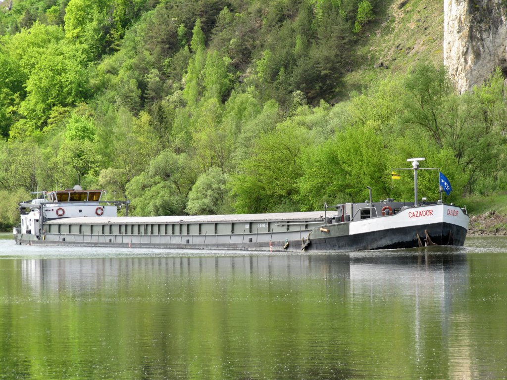 MS Cazador , 02327536 , L 105 - B 9.05 - T 1784 , kommt am 03.05.2012 die Donau zu Berg an die Schleuse Bad Abbach.