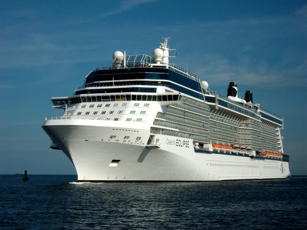 MS CELEBRITY ECLIPSE einlaufend Warnemnde August 2011