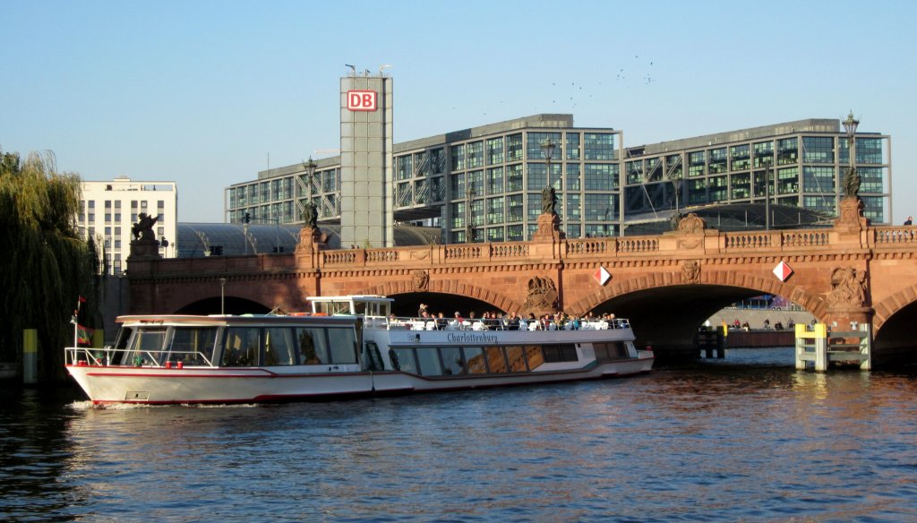 MS Charlottenburg , am 23.10.2011 auf der Spree zu Berg. Das Schiff hat die Moltkebrcke unterquert , im Hintergrund der Berliner Hauptbahnhof. 