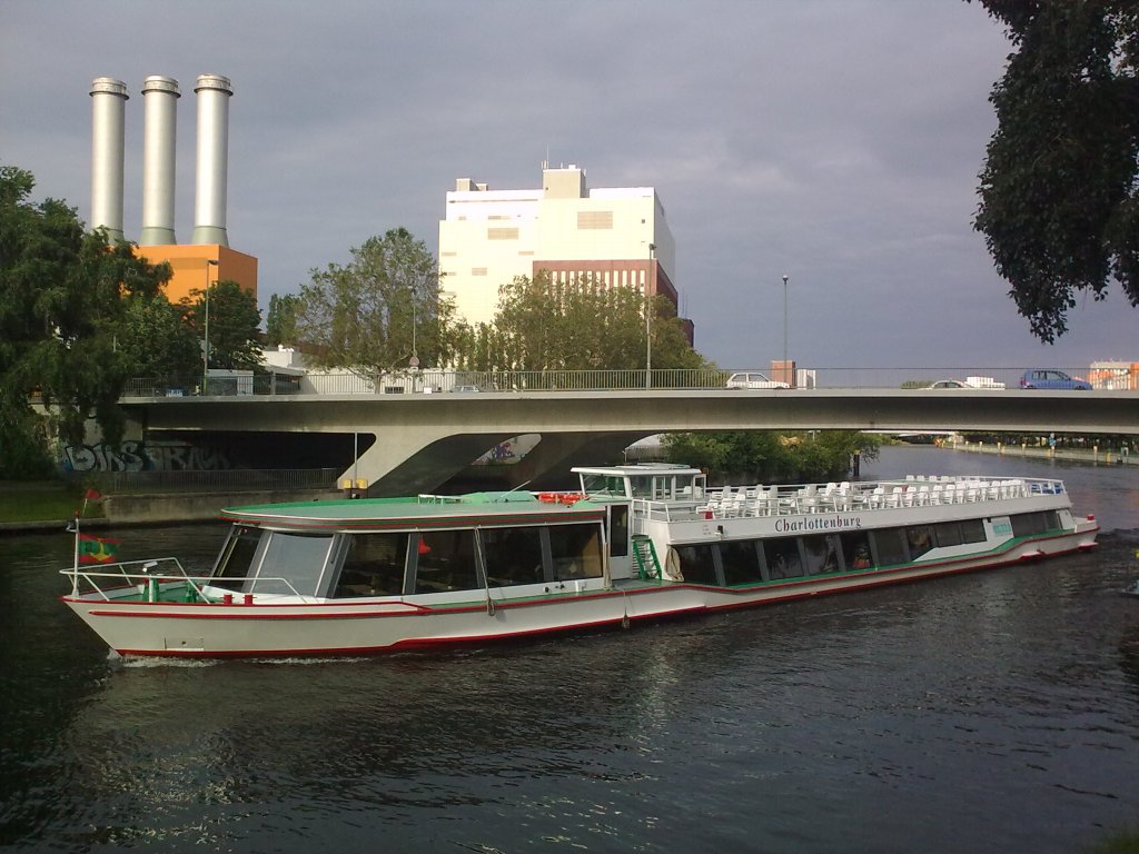 MS  CHARLOTTENBURG  am 14.06.2010  nach dem Unterqueren der Caprivibrcke in Berlin-Charlottenburg auf der Spree zu Tal.