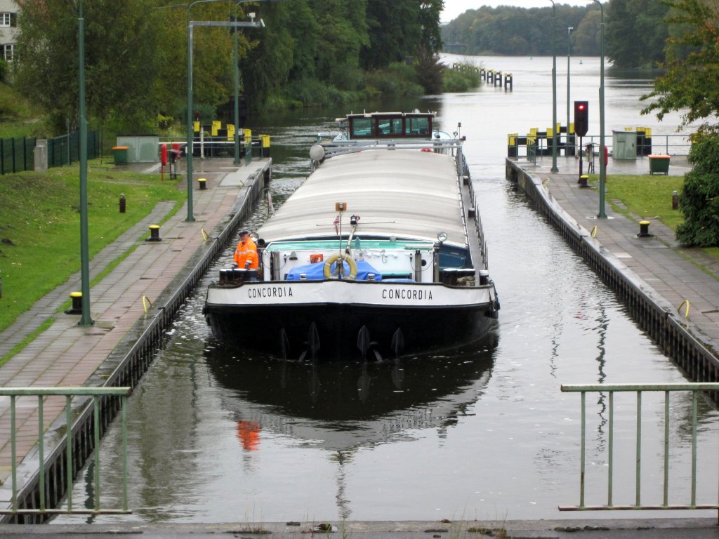 MS Concordia , 04300880 , 67 x 7,10 , fhrt am 05.10.2012 in die Schleuse Kleinmachnow auf der Talfahrt ein.