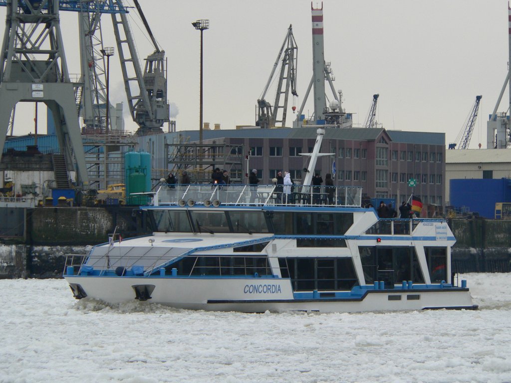 MS  Concordia  - glcklicherweise nicht gesunken wie ihre Namensschwester in Italien - im Einsatz auf der Hamburger Elbe. 10.2.2012