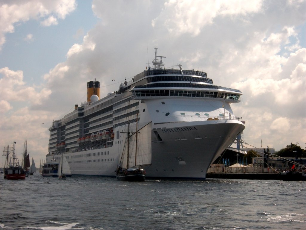 MS COSTA ATLANTICA am 13.8.11 in Warnemnde