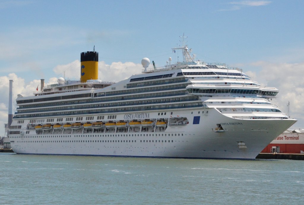 MS Costa Fortuna am Cruise Terminal von Le Havre am 29.05.2013. Technische Daten:  Baujahr: 2003, Kabinen: 1358, Besatzung: 1027, Kn:22,  Lnge272,20 m, Breite35,5 m, Tiefgang: max. 8 m, Flagge / Hafen: Italien / Genua, Reederei: Costa Crociere.   