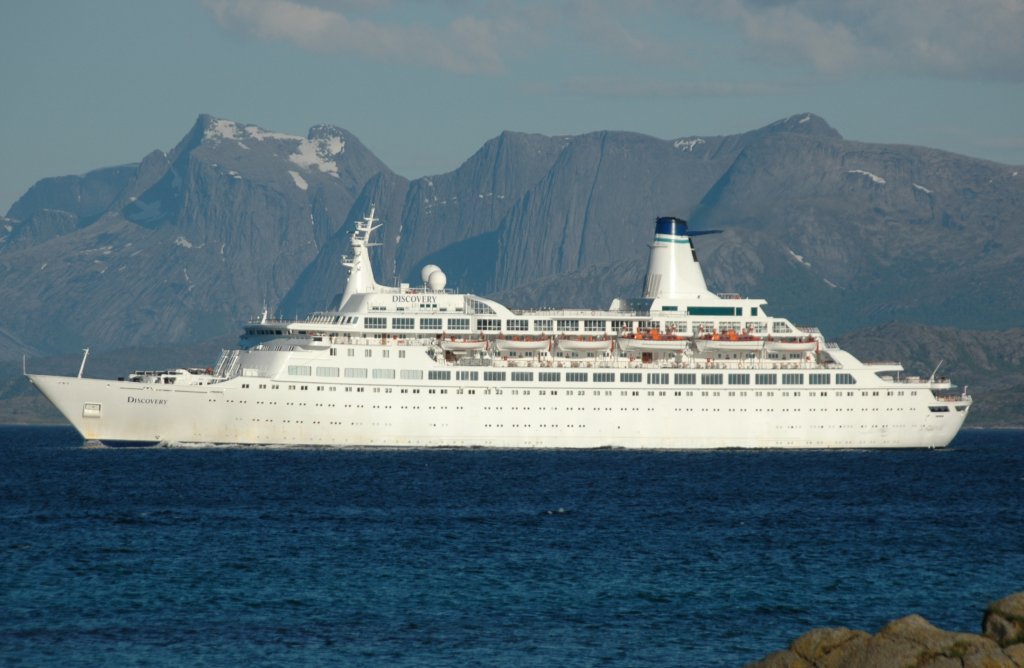 MS Discovery gesehen am 13.6.2008 vor Lodingen /Lofoten-Norwegen.
Gebaut 1971 in Emden. Lnge 168,74m, Breite 24,6m, Tiefgang 7,49m.
Fuhr bereits unter verschiedenen Namen, wie PLATINUMHYUNDAI PUNGAK,ISLAND PRINCESS,ISLAND VENTURE