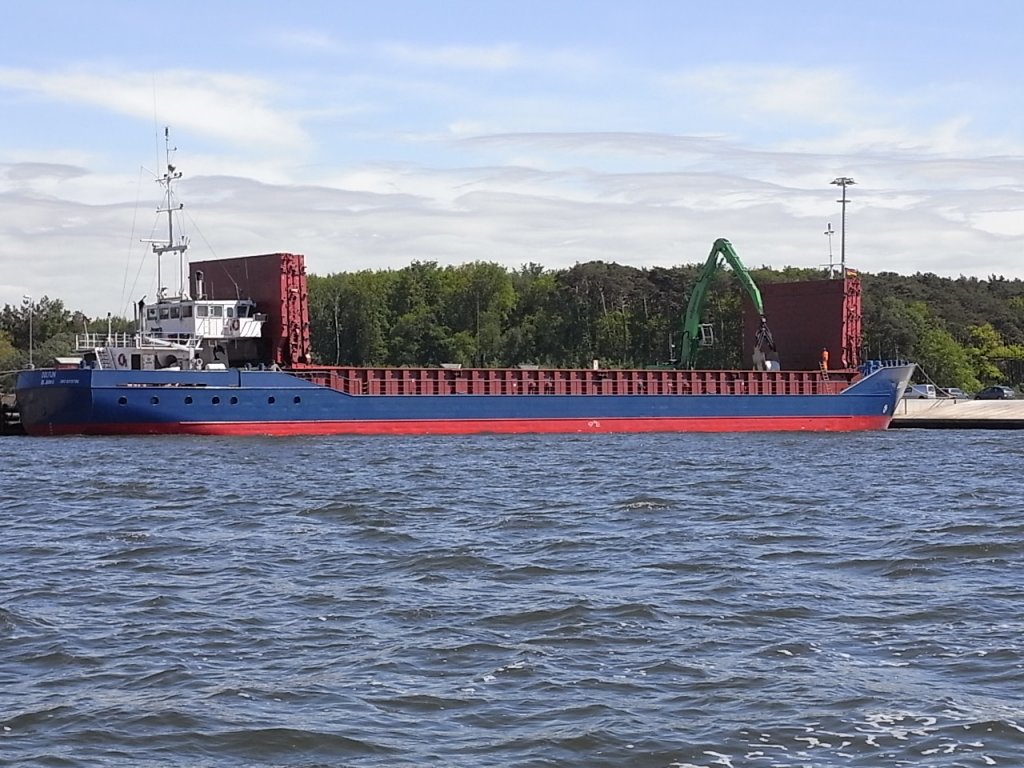 MS  Dolfijn  HH St.John´s beim Beladen im Rostocker Seehafen am LP 60.