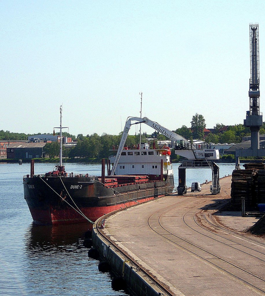 MS DUNE 2 IMO 8728048 liegt am Lbecker Konstinkai um Rundholz zu laden...
Aufgenommen: 25.5.2012