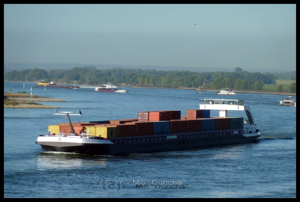 MS  Duricha  von Rotterdam, ENI 02331474, 135 x 14,20 m, 5503 Tonnen, Stellpltze fr 421 TEU, 2 x1278 Ps, Baujahr 2008. Hier im Herbst 2012 auf dem Niederrhein.