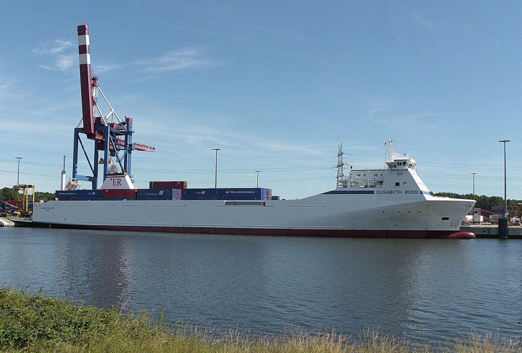 MS ELISABETH RUSS, IMO 9186429, wird am Lbecker Seelandkai beladen...
Aufgenommen: 2.7.2012