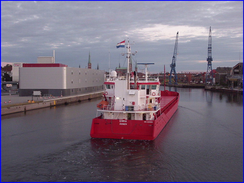 MS EMMA IMO 9374703 luft an seinem Zielkai vorbei um am Kulenkampkai seewrts zu drehen und danach mit der Backbordseite am Lagerhauskai 1 festzumachen...
Aufgenommen: 9.8.2012