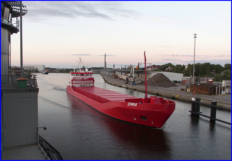 MS EMMA IMO 9374703, passiert hier die Eric Warburg Brcke im Convoi mit der MS Nina...    Aufgenommen: 9.8.2012