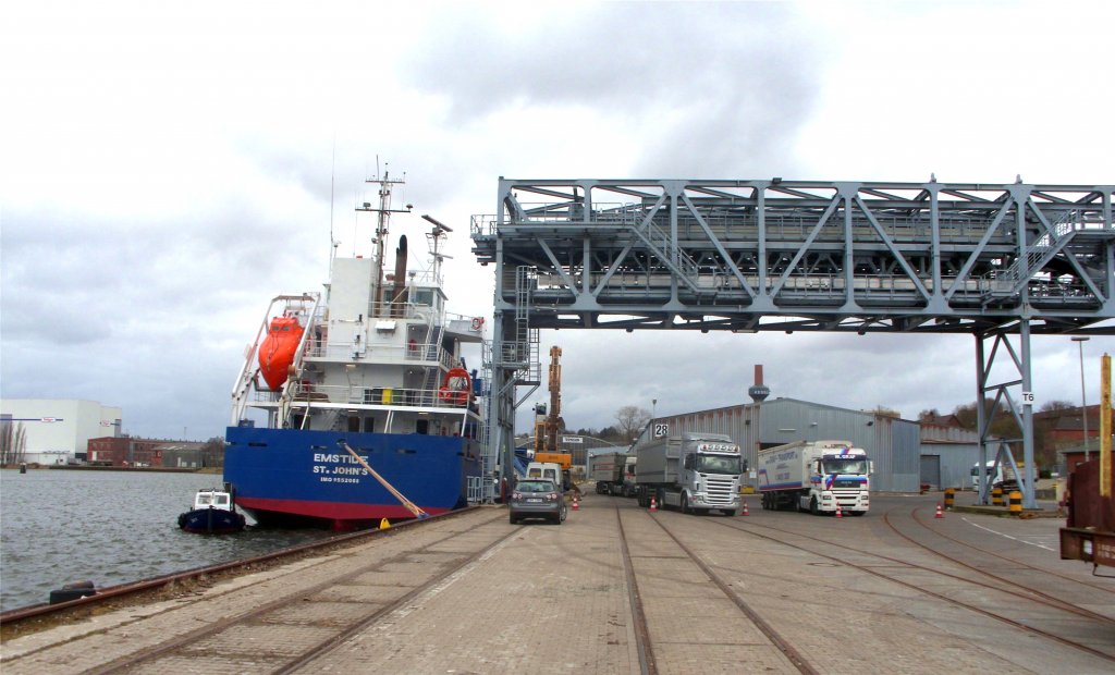MS EMSTIDE IMO 9552068, der mitgebrachte Dnger wird, hier am Burmannkai im Lbecker Konstinhafen, sofort auf bereitstehende LKW verladen...
Aufgenommen: 29.3.2012