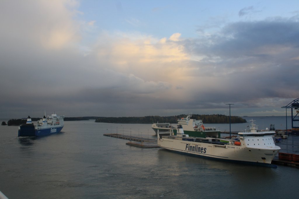 M/S Europalink bei der Ausfahrt aus dem Hafen von Vuosaari (Helsinki) mit Kurs Travemnde. Am Kai gegenber hat gerade eben die Birka Carrier angelegt.
Aufgenommen am 11.10.2011, ca. 17:45 Uhr Ortszeit.