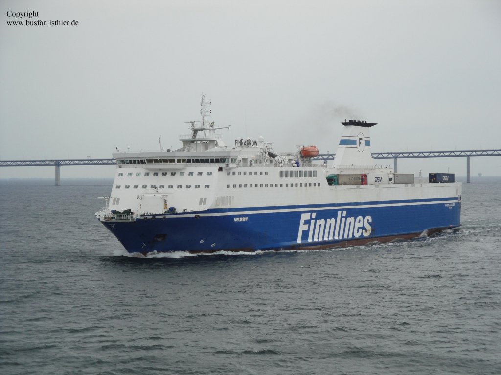MS Finnarrow auf dem Weg nach Malm gerade unterfuhr sie die resundbrcke 21.7.2011