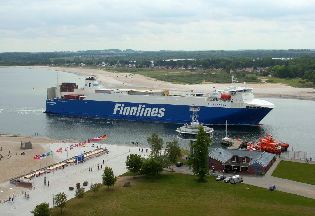 MS FINNBREEZE IMO 9468889, von Helsinki kommend passiert die Verkehrszentrale in Lbeck-Travemnde...  Aufgenommen: 10.6.2012