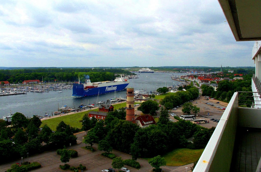 MS FINNBREEZE IMO 9468889, traveaufwrts mit Kurs Nordlandkai in Lbeck...
Aufgenommen: 10.6.2012