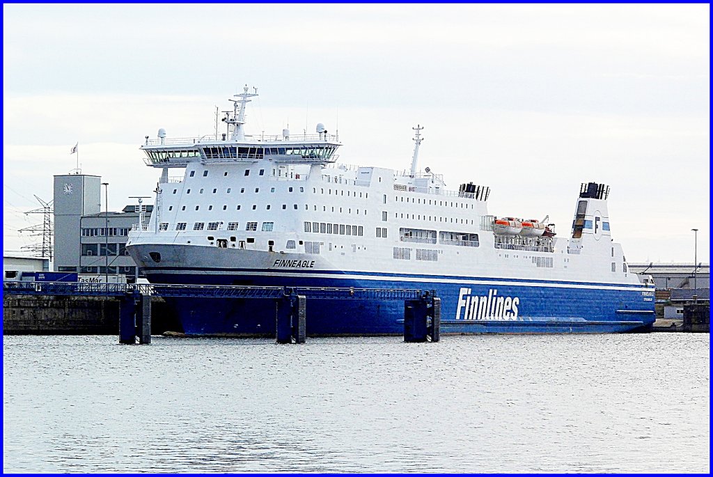 MS FINNEAGLE IMO 9138006 liegt letztmalig am Lbecker TRE-Anleger in Siems.
Das Schiff wird knftg die Strecke Rostock-Helinki bedienen...
Aufgenommen am 2.Oktober 2012 um 10:55 Uhr von der Herreninsel in Lbeck.