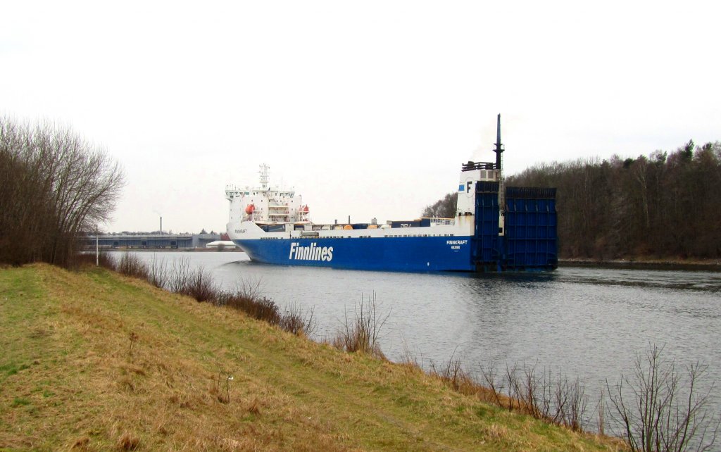 MS FINNKRAFT IMO 9207883, hat schon den Anleger Nr.4 am Lbecker Nordlandkai in Sichtweite und reduziert seine Revierfahrt... Aufgenommen: 15.3.2012