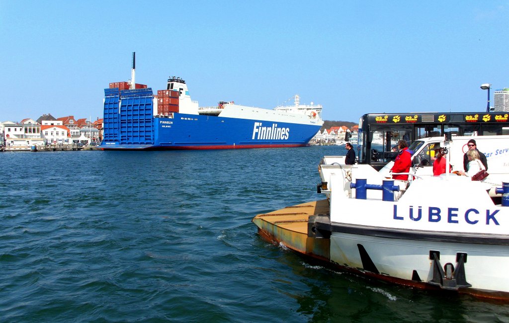 MS FINNSUN, IMO 9468918, Heckansicht von der Priwall-Fhre auf der Trave in Lbeck-Travemnde... Die Schiffstaufe ist vollzogen und die Finnsun geht mit Kurs Helsinki in einer Stunde auf Ausreise... Aufgenommen: 14.4.2012