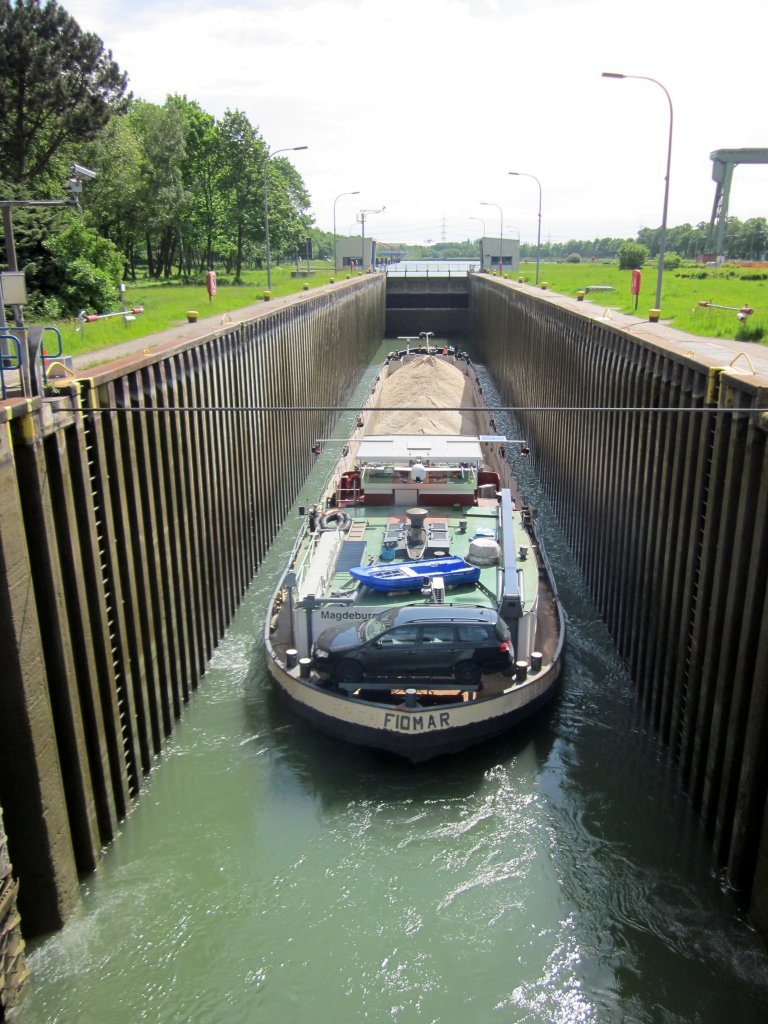 MS Fiomar , 04805740 , 79,90 x 8,98 , am 18.05.2012 in der kleinen Kammer der Schleuse Friedrichsfeld zu Berg.