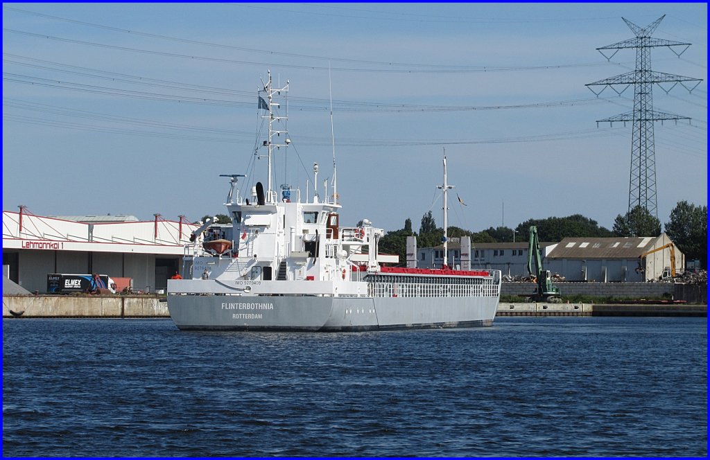 MS FLINTERBOTHNIA IMO 9279408, hat in der Trave gedreht und geht achteraus an den Lbecker Lehmannkai 4 zum Lschen der Ladung...
Aufgenommen: 15.8.2012