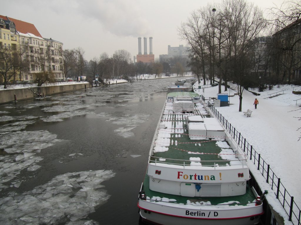 MS Fortuna ! im Winterlager in Berlin-Charlottenburg. 24.01.2010 
