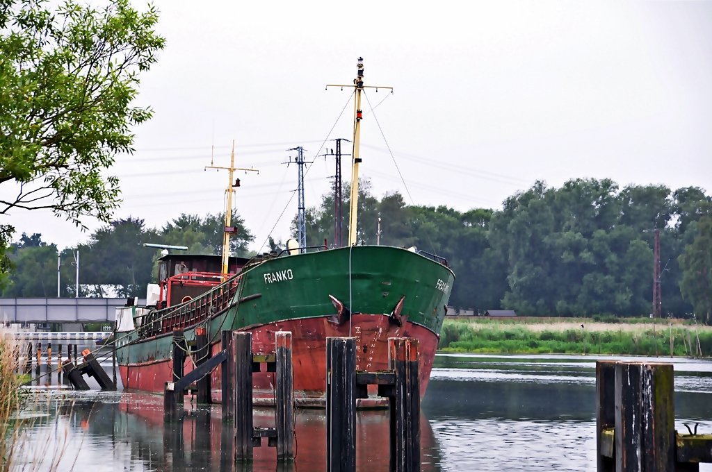 MS FRANKO lag am 01.07.09 schon etwas lnger in Anklam an der Leine, fast wie ein Geisterschiff